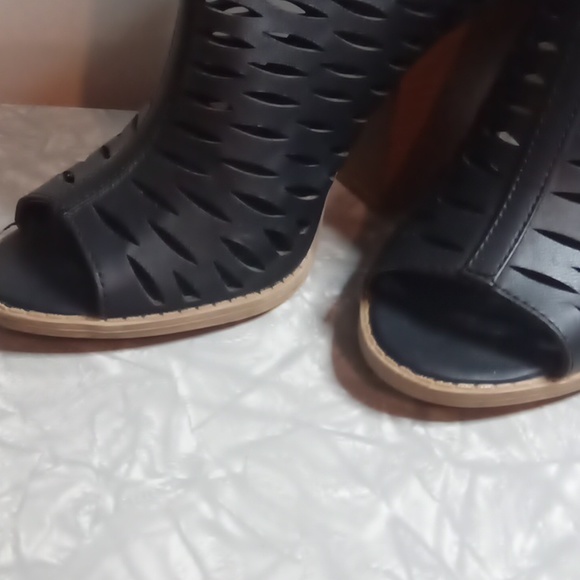 Black caged open toe boots - Picture 3 of 8